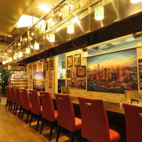 アメカジな雰囲気の明るい店内♪ソファ席もありデートや女子会に