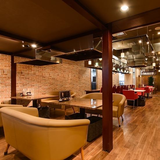 焼肉屋では珍しいソファ席♪個室として20名様まで宴会可能♪