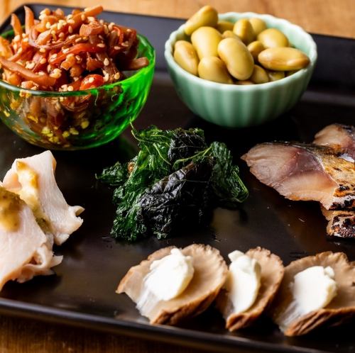 A classic and affordable appetizer platter! Enjoy a variety of Tohoku-style snacks in this 'TOHOKU' dish, perfect for sharing between two people.