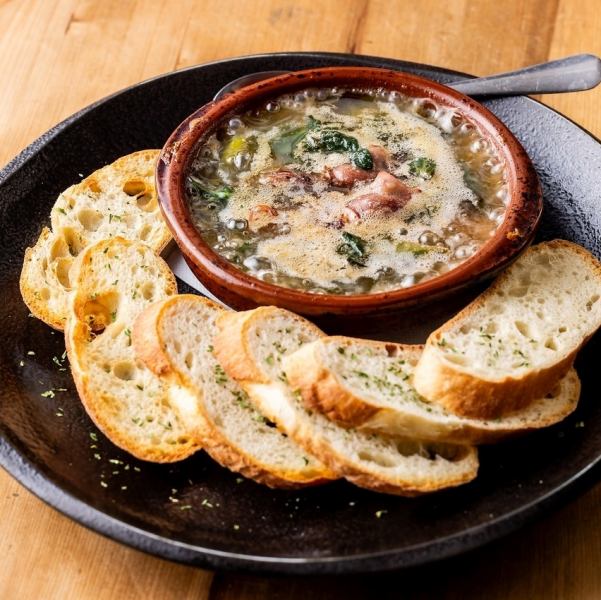 The "Aomori Garlic Ajillo," a superb collaboration of Spanish cuisine and Tohoku ingredients, comes in two varieties!