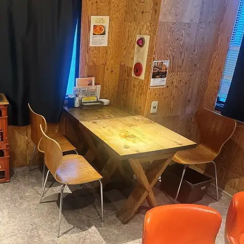 グループ利用におすすめのテーブル席は、開放感と居心地の良さを兼ね備えています。仕事帰りのサク飲みから、じっくり楽しむ晩酌まで対応可能。様々な宴会スタイルにマッチする使い心地の良いお席となっております。