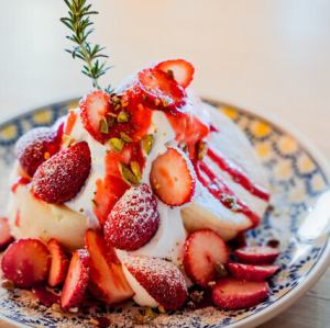 苺たっぷりベリーパンケーキ　