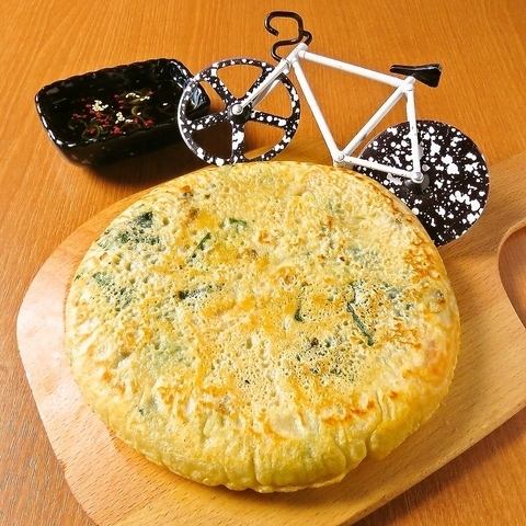 【可愛い自転車カッター♪】自慢の逸品！海鮮チヂミ！チーズとろけるキムチチヂミも人気メニューです♪