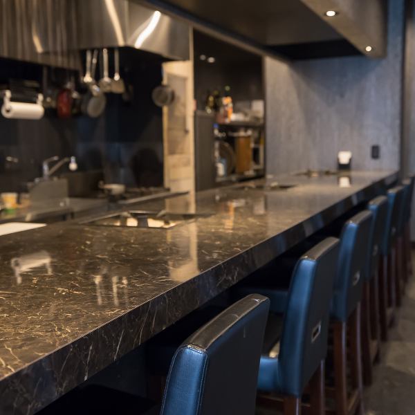 【シックな店内】シックな趣の店内は落ち着いた空間を演出し、お食事をゆったりとお楽しみいただくことができます。店内にカウンター席は8席あり、お仕事帰りのサク飲みやお食事から、デートやご夫婦でのお食事などに最適なひとときをご提供しております。