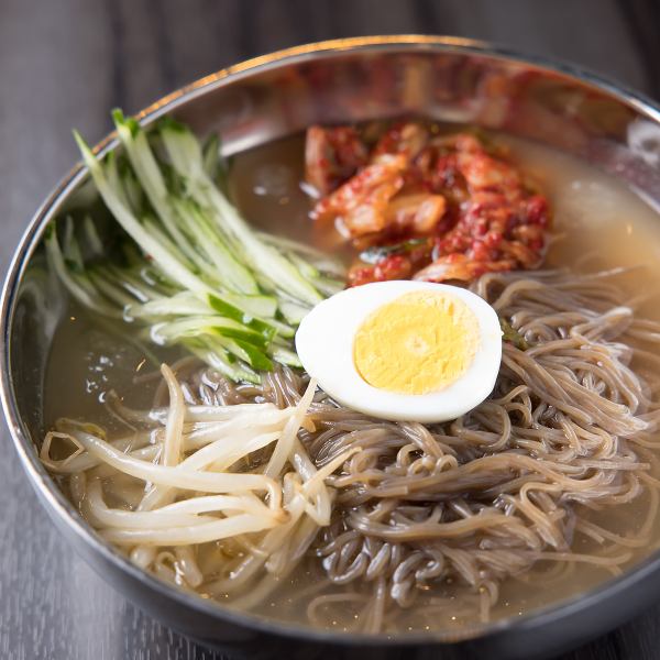 【スッキリとした味わいが〆にもピッタリ★】<韓国冷麺1050円(税込)>は独自のコシとのど越しが楽しめる!
