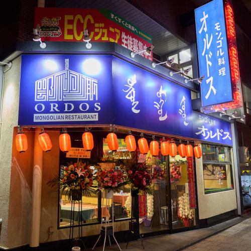 <p>モンゴル料理を本場の味で楽しめる当店は、鮮やかで明るい雰囲気が魅力です。パーティーや宴会、女子会、特別な日にもぴったりの空間で、友人や家族と一緒に大人数でお楽しみいただけます。豊富なメニューと美味しい料理で、心温まるひとときを過ごしてください。お料理に合うお酒も豊富です♪ご来店をお待ちしております！</p>