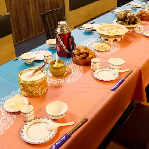 <p>当店では、羊肉料理や乳製品を中心に使用したオルドス独自の食文化を大切にしています。食材は厳選して仕入れ、丁寧に調理しています。また、お酒の種類も豊富で、料理と共に楽しむことで盛り上がること間違いなしです。本場の味をここで堪能できるので、ぜひご来店いただき、特別なひとときをお楽しみください！</p>