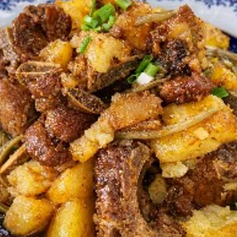 肉500g ・風干し豚スペアリブ（伝統製法）外は香ばしく中は柔らか。ビールやワインとも相性抜群◎