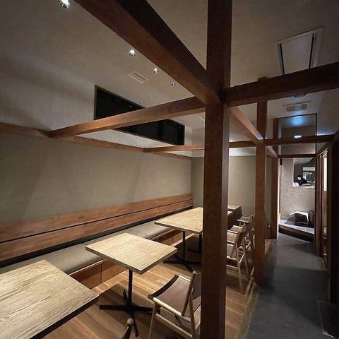 お仕事帰りの一杯や気の置けないご友人との女子会、あるいは接待や会食といったビジネスシーンまで、状況に合わせた心地よい空間をご提供いたします。何度訪れても飽きのこない、居心地の良さが自慢です。