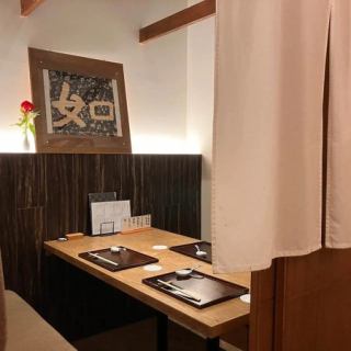 【テーブル個室：2～6名様】周囲を気にせずくつろげる！接待や大切な記念日のお祝いに。のれんでしっかりと仕切られたプライベート感あふれる空間です。周りの目を気にすることなくお食事ができるため、大切な方とのご会食やビジネスでの接待、お誕生日など特別な日のご利用にふさわしいお席です。