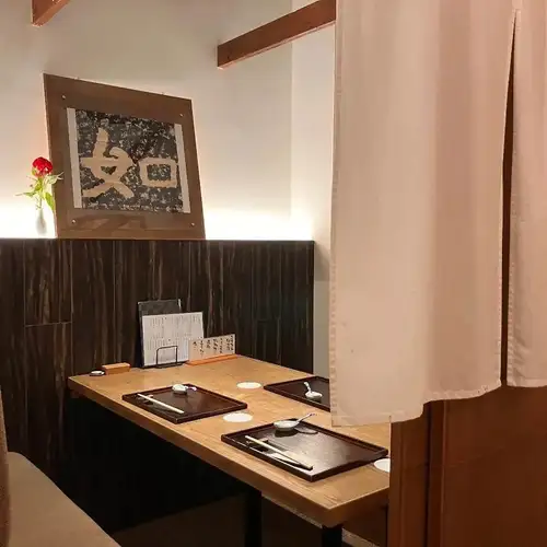 【テーブル個室：2～6名様】周囲を気にせずくつろげる！接待や大切な記念日のお祝いに。のれんでしっかりと仕切られたプライベート感あふれる空間です。周りの目を気にすることなくお食事ができるため、大切な方とのご会食やビジネスでの接待、お誕生日など特別な日のご利用にふさわしいお席です。