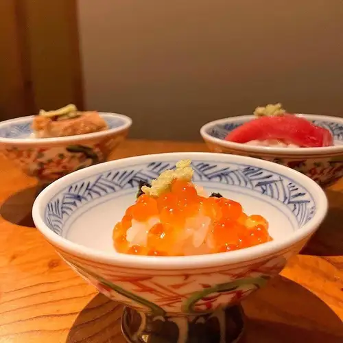 Bite-sized sushi (sea urchin, salmon roe, minced tuna)