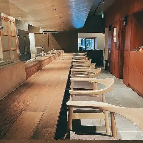 A counter where you can enjoy the craftsman's skills up close.