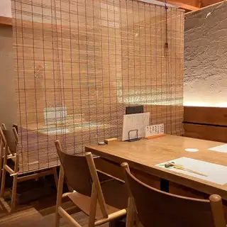 【テーブル席：2～4名様】気軽なお食事や飲み会に◎和やかに過ごせる落ち着いた空間。少人数でのグループ飲みに最適なゆったりとしたレイアウトです。自慢の一品料理を囲みながら、気心知れたお仲間や同僚と会話が弾む、賑やかなひとときを気兼ねなくお楽しみください。