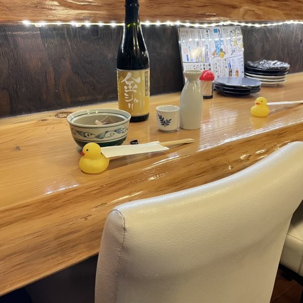 【お一人様でも大歓迎♪】カウンター席もございます。仕事帰りや、仲間飲んだ後の飲み直しに。「いらっしゃい」でなく「おかえりなさい！」で歓迎します！まるで家に帰ってきたかのような安心感でお料理をお楽しみください♪2階の隠れ家的居酒屋なのでお気に入り店舗になること間違いなし！？