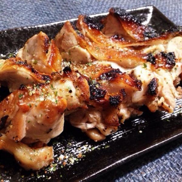 鹿児島県産の銘柄鶏を使用した串に刺さないタイプの『鶏もも炙り焼き』は柚子胡椒がおすすめです！