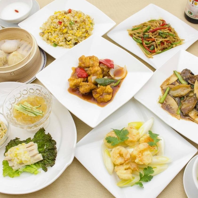 供应大量来自“麻布萨博”的正宗甜点和中国菜的成熟中式咖啡厅。
