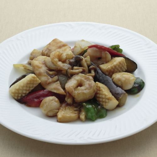 Stir-fried three kinds of seafood and vegetables