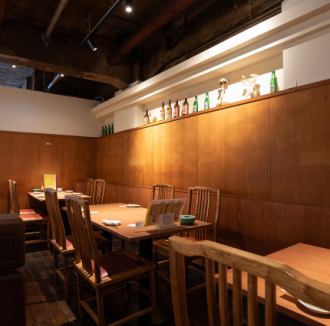 4名テーブル席×合計10卓貸切最大50名様までご利用可能（35名様以上で貸切対応〇）