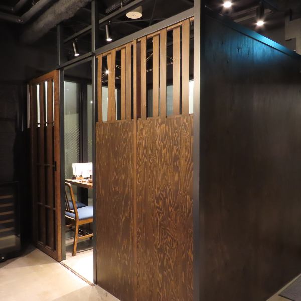 ◆◇洗練された和×モダンな店内◇◆ついつい長居がしたくなる・・・そんな店内はおしゃれな雰囲気で、ゆったりとした時間が流れる落ち着いた空間を演出しております。忙しい日常を忘れて自慢のお料理とお酒をゆっくりお楽しみください。プライベート空間でお過ごしいただける完全個室もございます。