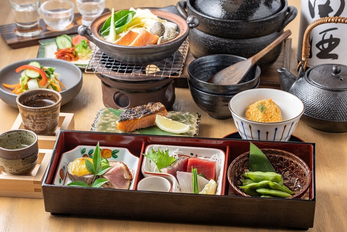 和モダンの落ち着いた空間でゆったりと夜ご飯を♪23時まで営業中