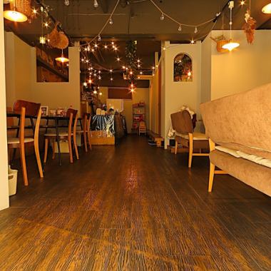 It can accommodate up to 65 people without partitions, so it can be used for various occasions such as wedding receptions.