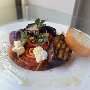 揚げなすと黒豚ソーセージのトマトパスタ