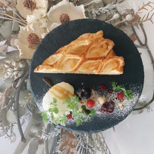 焼き立てアップルパイ