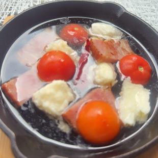 ベーコンとモッツァレラチーズのアヒージョ(バケット2枚付き)