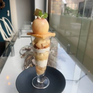 丸ごと白桃のパフェ