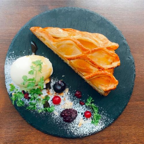 焼き立てアップルパイ