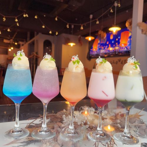 畅饮菜单上有超过50种饮品!包含20种无酒精饮品!尽情享用生啤、鸡尾酒、葡萄酒、高球鸡尾酒等等!