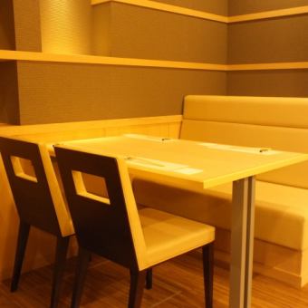 【4 people table seats】 It is a popular seating for dinner and entertainment as it is comfortable.