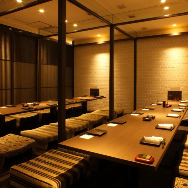 【会社宴会に】 2名様～100名様までOKの個室をご用意しています☆中～大規模な会社宴会や大型宴会に◎落ち着いた空間の個室居酒屋をお探しの幹事様、お早めにご連絡ください！大人数のご宴会に最適なお部屋は人気につき、早めのご予約がお勧めです♪新横浜でのご宴会ならお任せください。※写真は系列店です