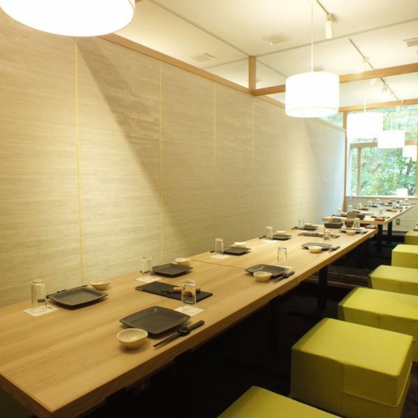 【個室完備】ご宴会は『楽蔵うたげ 新横浜店』にお任せください！大人数様向けの大型個室では、ゆったりとした楽しいひと時をお過ごしいただけます。中小規模のお食事にピッタリの個室もご用意しているので、ご家族でのご利用や仲間内の飲み会にも。