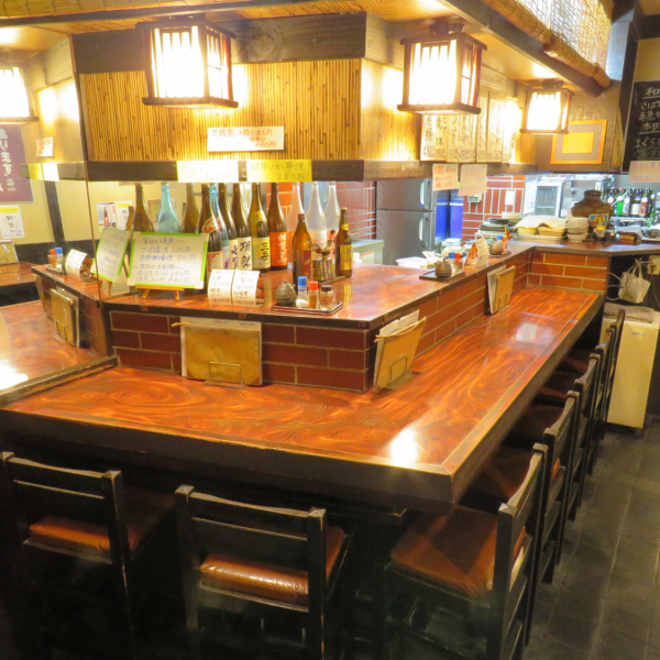 常連さんが集まるカウンター席♪一人でしっぽり飲むも良し！店主と世間話しながら飲むも良し！【つつじヶ丘/居酒屋/二次会/女子会/宴会/屋久島/カウンター/ お一人様/日本酒/焼酎】