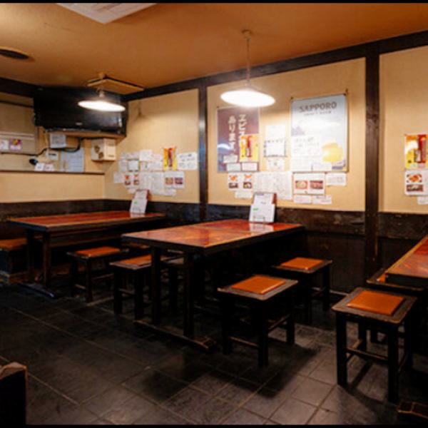 ご友人同士や少人数での食事にぴったりなテーブル席。ほどよい距離感で会話を楽しめる配置で、ゆったりと落ち着いて過ごせます。普段使いはもちろん、仕事帰りの一杯や軽い飲み会など、さまざまなシーンに対応します。