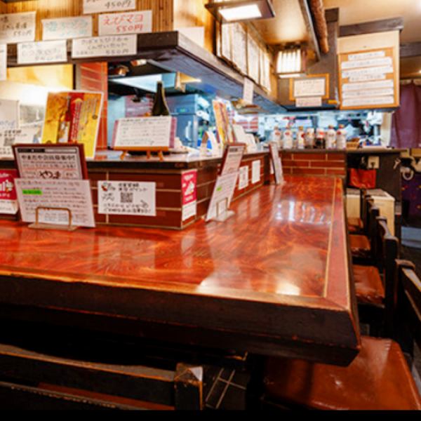 お一人様やサク飲みにおすすめのカウンター席。料理やお酒を気軽に楽しめる居心地の良さが魅力です。スタッフとの距離も近く、温かみのある雰囲気の中で、ゆったりとしたひとときをお過ごしいただけます。