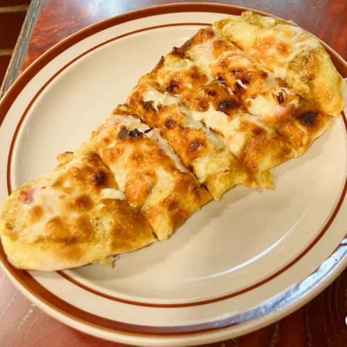 一度食べたらやみつき！【特製ナンピザ】