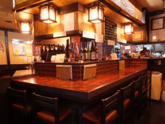 常連さんが集まるカウンター席♪一人でしっぽり飲むも良し！店主と世間話しながら飲むも良し！