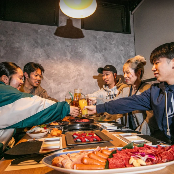 アーバンスタイルのインテリアが洗練された都会的な印象を醸し出す、クールでスタイリッシュな内装の店内。雰囲気抜群の空間でいただく選りすぐりの上質なお肉の味わいは格別です。ご家族やご友人との特別な思い出作りの場としていかがでしょうか？