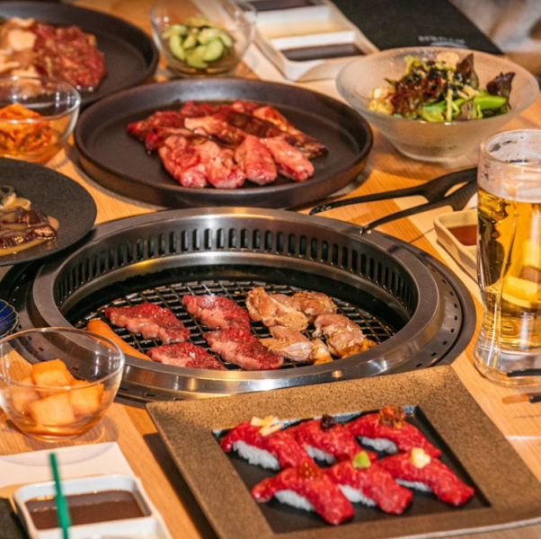 周囲の目を気にせず食事や会話をお楽しみいただける個室は、8名様でご利用できるお部屋を4つご用意しております。扉を外すことで最大32名のご案内が可能で、大人数でも柔軟にご利用できます。中～大規模な人数が集まる様々なシーンで活用ください。