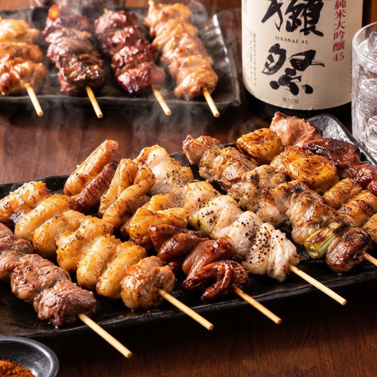 1本1本丁寧に串打ちをし、こだわりの炭火で焼き上げる焼き鳥