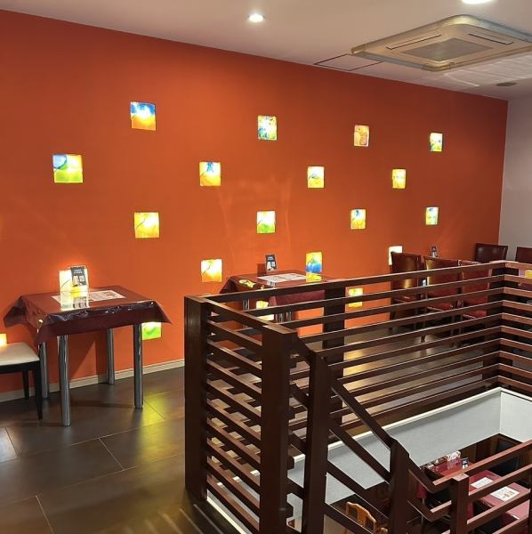 【オープンしたばかりの清潔感あふれる店内☆】ゆったりとしたテーブル席が魅力的♪ランチでもディナーでも心地よくご利用できます◎開放感のある2階席は特におすすめで、友人や同僚などと楽しい時間を過ごすのにぴったり☆落ち着いた雰囲気の中で、美味しい料理をお楽しみください！