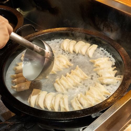 鉄板で焼く餃子は絶品！！