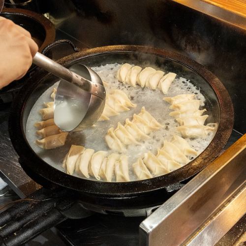 用鐵板烤的餃子真好吃！