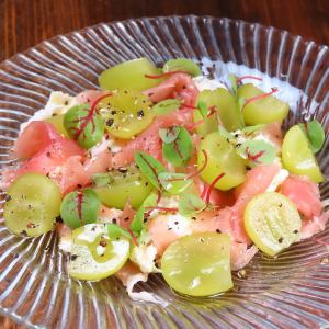 Prosciutto, mozzarella and seasonal fruits