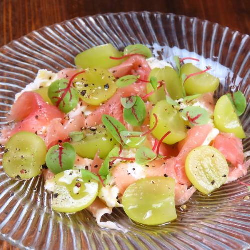 義大利燻火腿、馬蘇里拉起司和時令水果