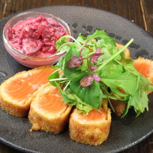 鮭魚半熟炸肉排和甜菜韃靼 1,892日圓(含稅)