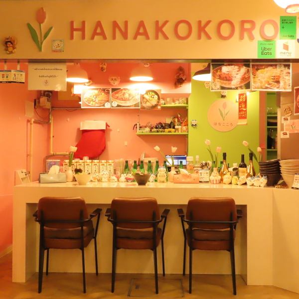 店内には、お一人様やデートに最適な3席のカウンター席と、連結が可能な4名様テーブル（2卓）をご用意しております。テーブルを繋げれば、最大8名様までのグループにも柔軟に対応可能です！そのため、女子会やご家族での食事など、お客様の多彩なご利用シーンに合わせて、ゆったりと居心地の良い空間をご提供いたします♪